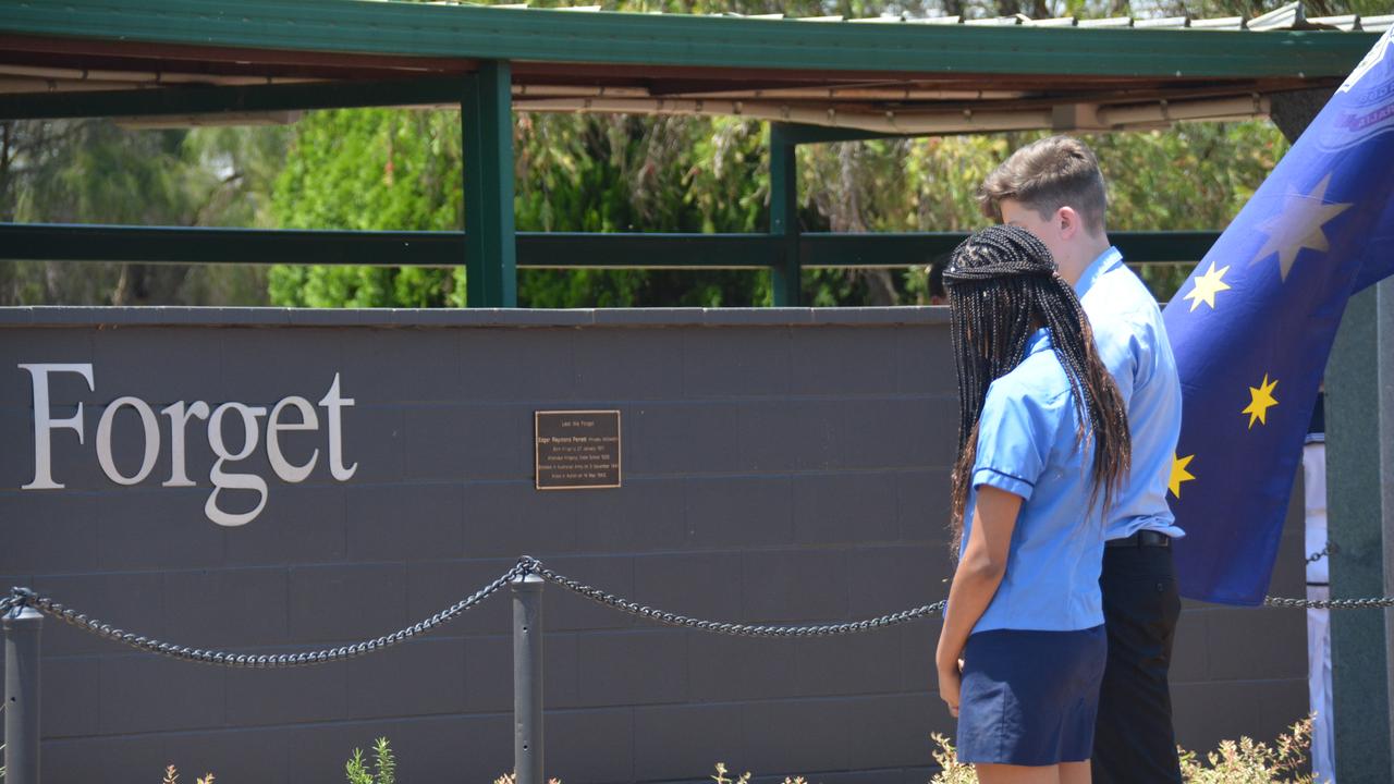 KSHS leaders Toby Schmidt and Asha Cooper lay wreaths at the 2019 Kingaroy Remembrance Day service. (Photo: Jessica McGrath)