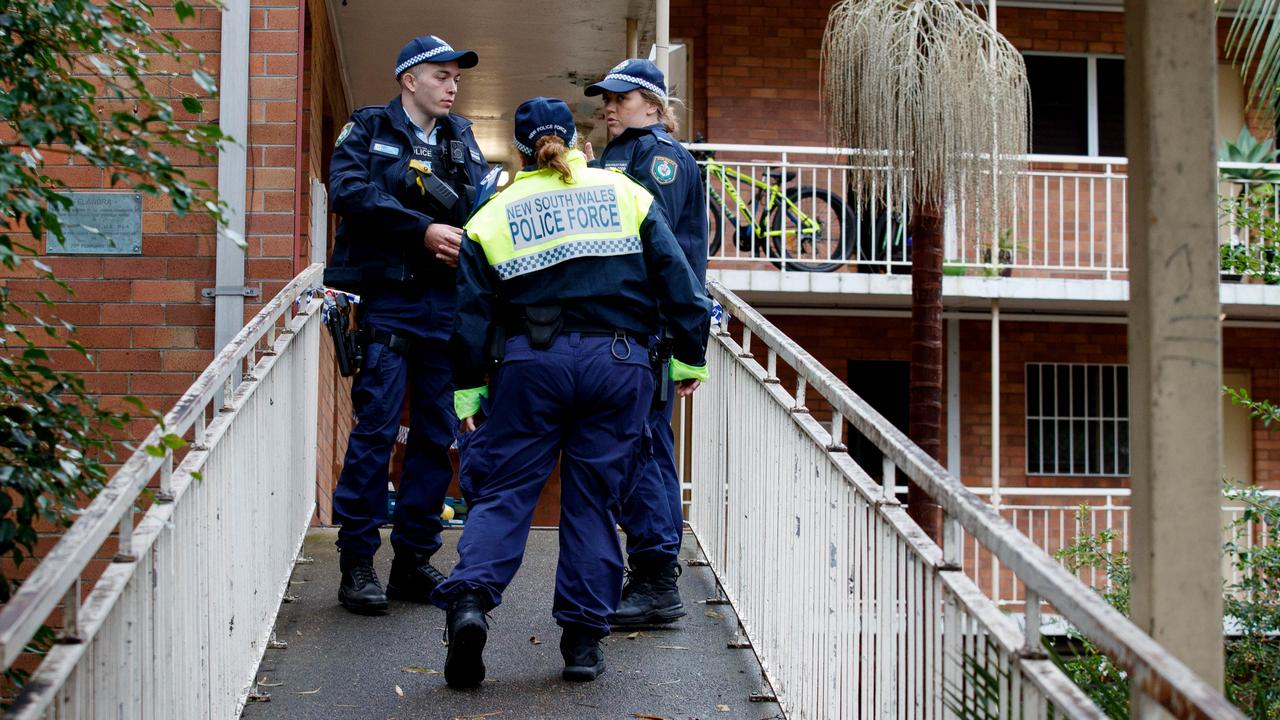 周二早上，一名年轻女子被发现死在悉尼东郊的一个单元内，警方正在进行调查。图片：NCA NewsWire / Nikki Short