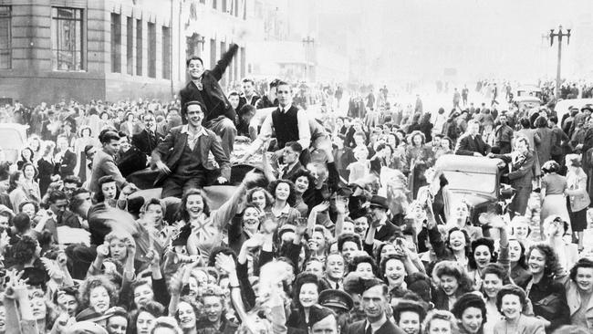 People fill the streets in Sydney to celebrate VP Day in 1945. Picture: Australian War Memorial