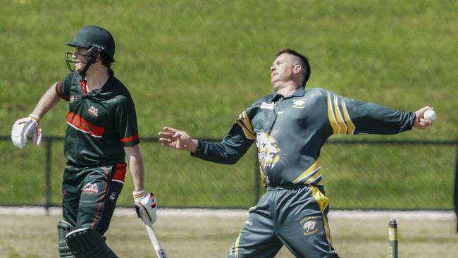 Matthew Bayliss bowling for Clyde. Picture: Valeriu Campan