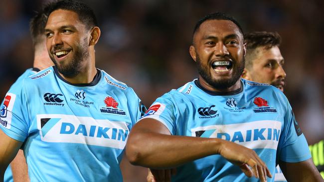 SYDNEY, AUSTRALIA - FEBRUARY 16: Curtis Rona of the Waratahs celebrates with teammates after scoring a try during the round one Super Rugby match between the Waratahs and the Hurricanes at Brookvale Oval on February 16, 2019 in Sydney, Australia. (Photo by Jason McCawley/Getty Images)