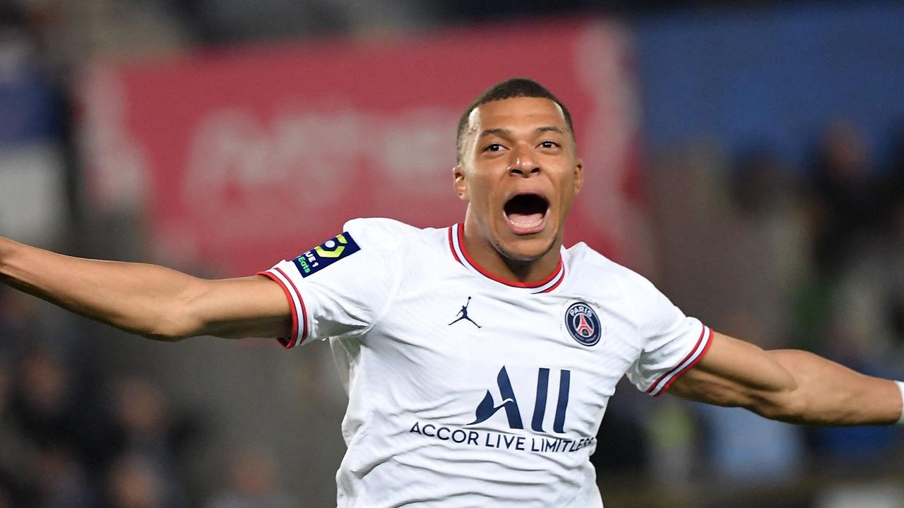 Mbappe’s reported contract agreement with PSG was shut down by his mother. (Photo by Patrick HERTZOG / AFP)