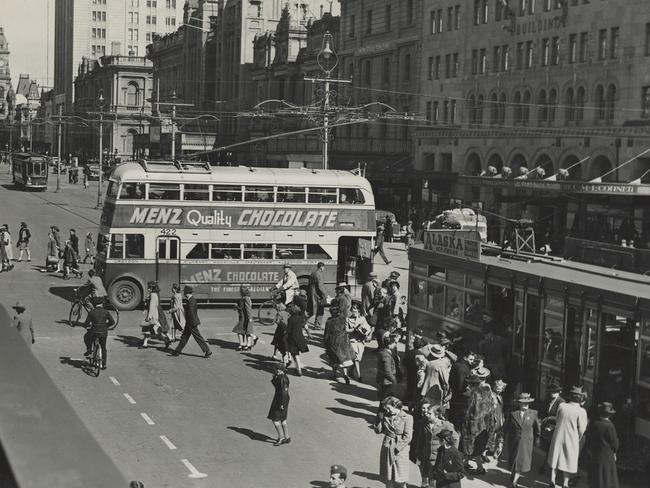 A double-decker bus with Menz advertising crosses King William St in about 1950.