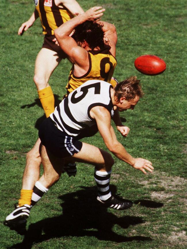 Gary Ablett crunches Robert DiPierdomenico in the first quarter of the 1989 Grand Final as Andy Collins looks on.