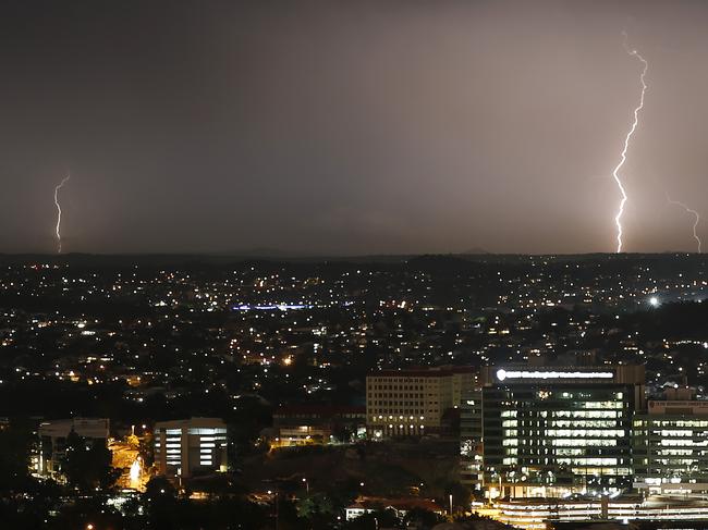 A lightning storm passing over Brisbane, 16th of February 2018.  (AAP Image/Josh Woning)