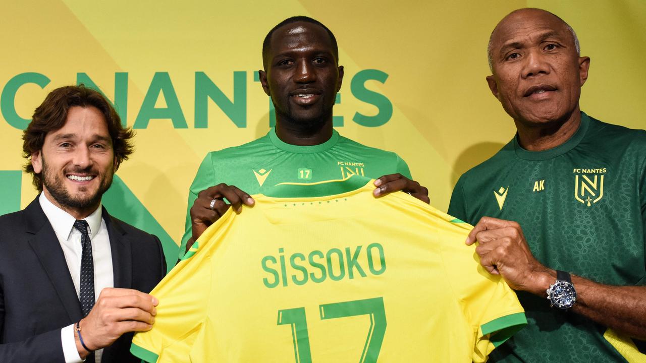 French midfielder Moussa Sissoko (C) has joined Nantes in France.