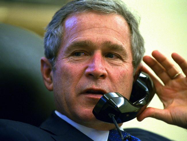 NOVEMBER 6, 2002 : US President George W Bush in Oval Office 06/11/02, talking on phone with Senator-elect Pryor.P/