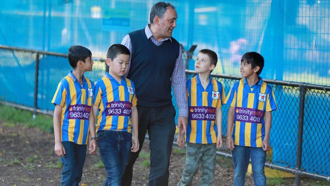 Noel Dona with junior players Naitik Jain, Hanjie Lin, Nathan Jacono and Ariv Dhage at Robin Thomas Reserve. Picture: Angelo Velardo