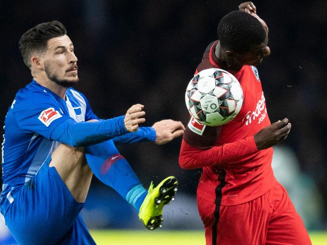 Berlin´s Australian midfielder Mathew Leckie (L) and Frankfurt´s French defender Evan N'Dicka vie for the ball during the German first division Bundesliga football match between Hertha Berlin v Eintracht Frankfurt at the Olympic stadium in Berlin on December 8, 2018. (Photo by ROBERT MICHAEL / AFP) / RESTRICTIONS: DFL REGULATIONS PROHIBIT ANY USE OF PHOTOGRAPHS AS IMAGE SEQUENCES AND/OR QUASI-VIDEO