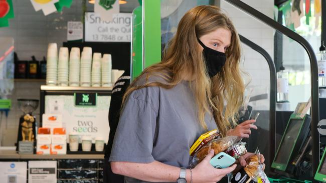 SYDNEY, AUSTRALIA - NewsWire Photos, SEPTEMBER, 30 2021: A Shopper is seen with a Woolworths green shopping bag at the self service checkout. Woolworths are selling it's green 'bag for good' shopping bags for 50 cents each down from 99c until the end of the year. Picture: NCA NewsWire / Gaye Gerard