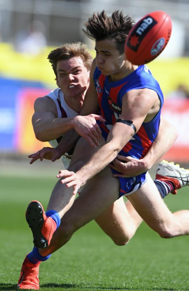 Giorgio Varagiannis gets a kick away for the Chargers. Picture: Andy Brownbill