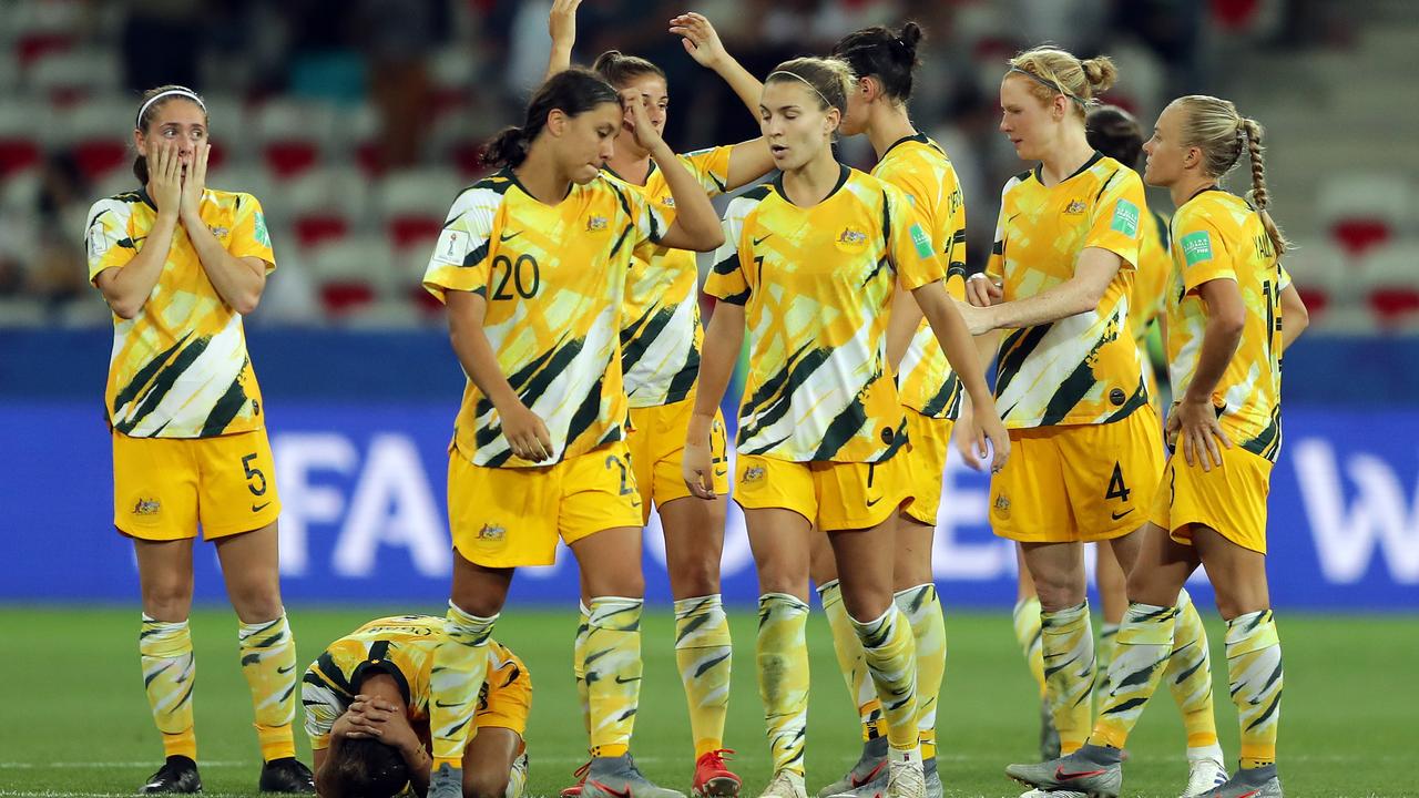 The Australia players look dejected after losing. (Photo by Richard Heathcote/Getty Images)