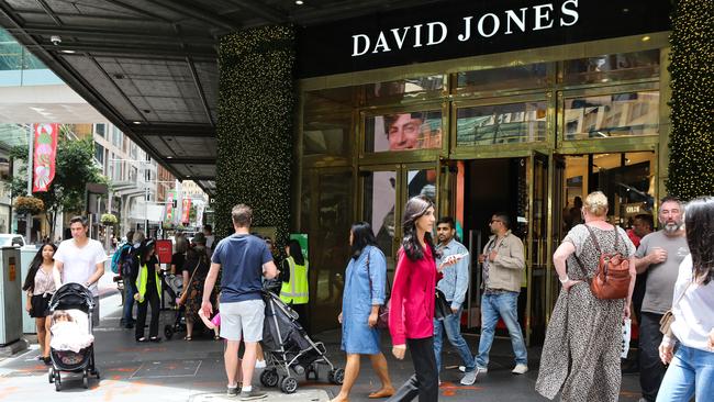 Masks are a rare sight as people enjoy Christmas shopping in Sydney’s CBD. Picture: Gaye Gerard