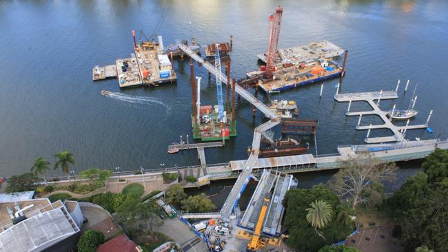 The Kangaroo Point Green Bridge’s first steel bridge deck span connecting the CBD landing site at the corner of Alice Street and Edward Street to the first bridge pier has been successfully installed. Source: Brisbane City Council.