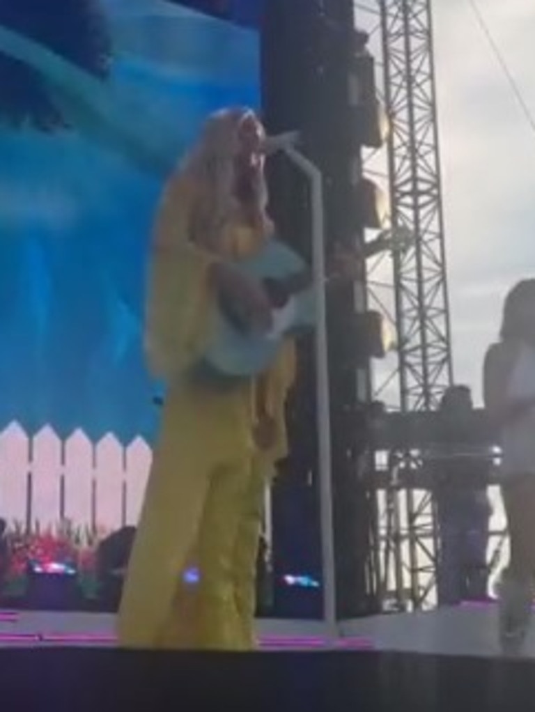 Kelsea Ballerini is hit in the face by a flying object at her concert in Idaho. Picture: Twitter