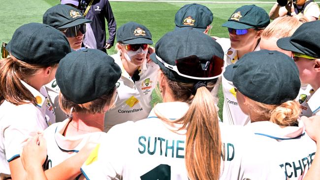 Australia's Alyssa Healy (C) speaks to her teammates prior to the start of the first day of the Women's Ashes Test cricket match between Australia and England at the Melbourne Cricket Ground (MCG) in Melbourne on January 30, 2025. (Photo by William WEST / AFP) / -- IMAGE RESTRICTED TO EDITORIAL USE - STRICTLY NO COMMERCIAL USE --