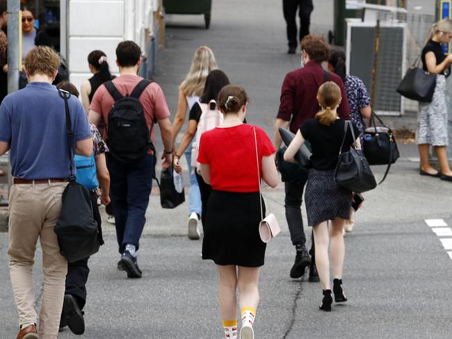 BRISBANE, AUSTRALIA - NewsWire Photos DECEMBER 22, 2022: Commuters and workers are seen in Brisbane as New Labour Force data is released, detailing monthly and quarterly Labour Force Survey data, including hours, regions, families, job search, job duration, casual, industry and occupation. Picture: NCA NewsWire/Tertius Pickard