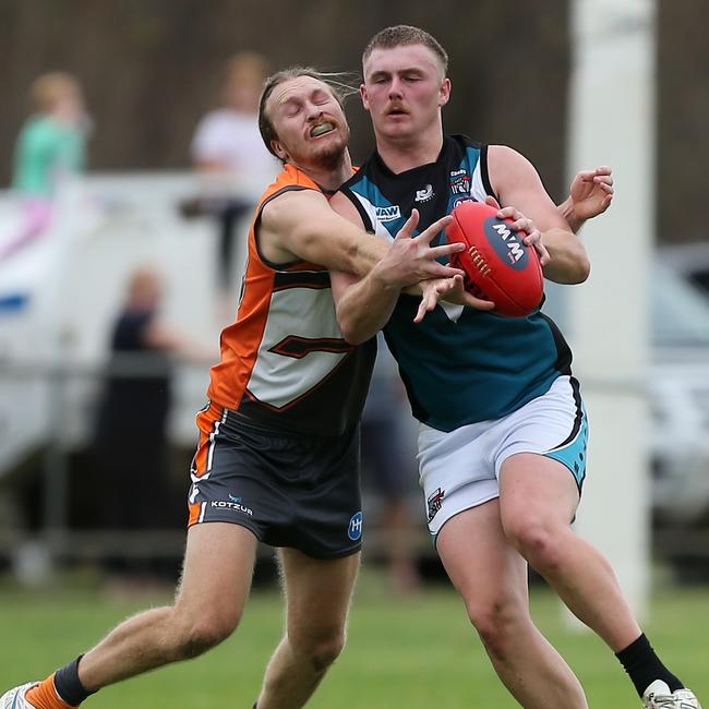 CDHBU’s Deaken Clancy and RWW Giants player Kurt Jensen duel for the ball. Picture: Yuri Kouzmin