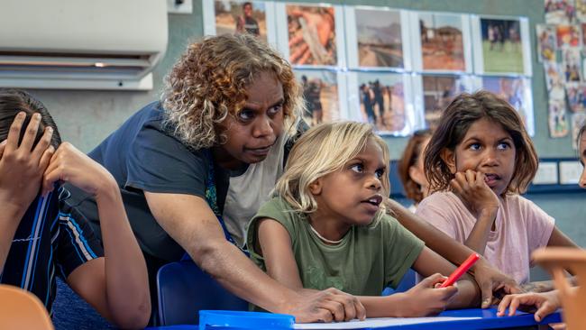 Aboriginal Education Worker Marissa Nyuntungka from Mimili Anangu School with students during a Power Community Limited class. Credit: Michael Sullivan.