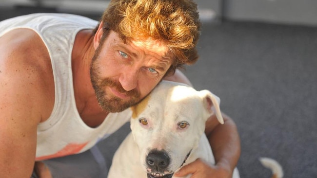 Hollywood actor Gerard Butler with Matt Wright's dog during his visit to the Northern Territory in 2013.