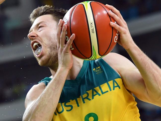 Lithuania's guard Mantas Kalnietis (L) defends against Australia's guard Matthew Dellavedova during a Men's quarterfinal basketball match between Australia and Lithuania at the Carioca Arena 1 in Rio de Janeiro on August 17, 2016 during the Rio 2016 Olympic Games. / AFP PHOTO / Andrej ISAKOVIC