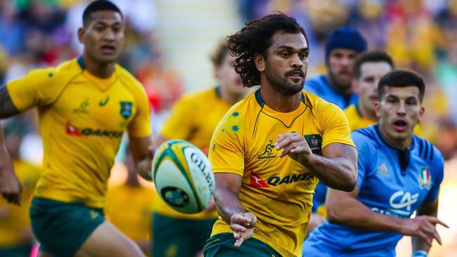 (FILES) This file photo taken on June 24, 2017 shows Karmichael Hunt of Australia passing the ball during the international rugby match between Australia and Italy at Suncorp Stadium in Brisbane.  High-profile Wallabies star Karmichael Hunt has been arrested, reportedly for possessing drugs, with Rugby Australia on December 30, 2017 launching an investigation into the incident. / AFP PHOTO / PATRICK HAMILTON / -- IMAGE RESTRICTED TO EDITORIAL USE - STRICTLY NO COMMERCIAL USE --