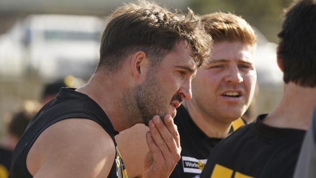 Seaford coach Rohan Bleeker addressing his players. Picture: Valeriu Campan