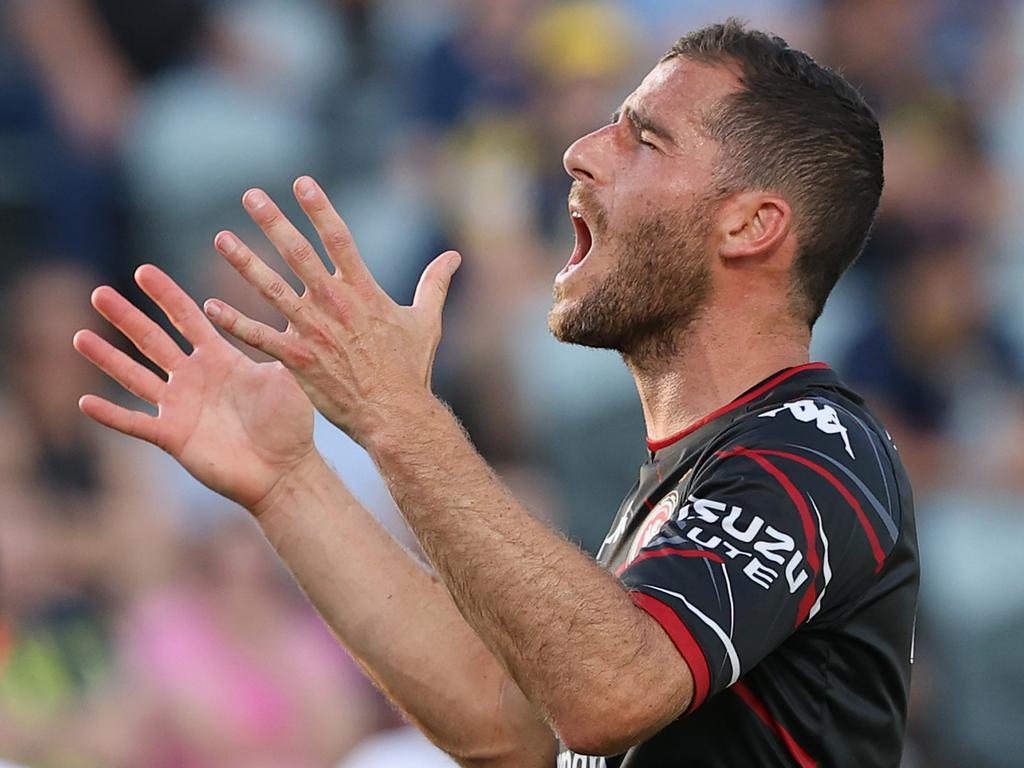 GOSFORD, AUSTRALIA - DECEMBER 18: Tomer Hemed of Western Sydney reacts to a missed goal during the A-League mens match between Central Coast Mariners and Western Sydney Wanderers at Central Coast Stadium, on December 18, 2021, in Gosford, Australia. (Photo by Ashley Feder/Getty Images)