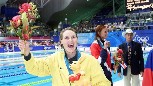 Susie O'Neill holding flowers after winning the gold medal in women's 200m freestyle final at Sydney Olympic Games 2000.