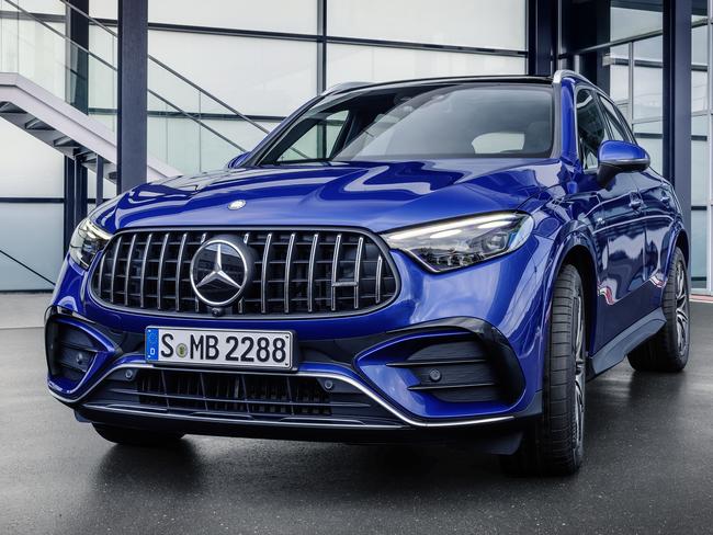 Mercedes-AMG GLC 43 4MATIC SUV (Kraftstoffverbrauch kombiniert 10,2-9,8 l/100 km, CO2-Emissionen kombiniert 232-223 g/km) Exterieur: Spektral blau; Interieur: Leder AMG schwarz mit roter Ziernaht;Kraftstoffverbrauch kombiniert 10,2-9,8 l/100 km, CO2-Emissionen kombiniert 232-223 g/km* Mercedes-AMG GLC 43 4MATIC SUV (combined fuel consumption, weighted: 10.2-9.8 l/100 km; combined CO2 emissions, weighted: 232-223 g/km) exterior: spectral blue; interior: leather AMG black with red stitching;Combined fuel consumption, weighted: 10.2-9.8 l/100* km; combined CO2 emissions, weighted: 232-223 g/km*