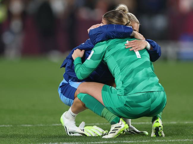 Rachel Daly consoles England goalkeeper Mary Earps. Picture: Robert Cianflone/Getty Images.