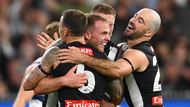 MELBOURNE, AUSTRALIA - MARCH 17: Tom Mitchell of the Magpies is congratulated by team mates after kicking a goal during the round one AFL match between Geelong Cats and Collingwood Magpies at Melbourne Cricket Ground, on March 17, 2023, in Melbourne, Australia. (Photo by Quinn Rooney/Getty Images)