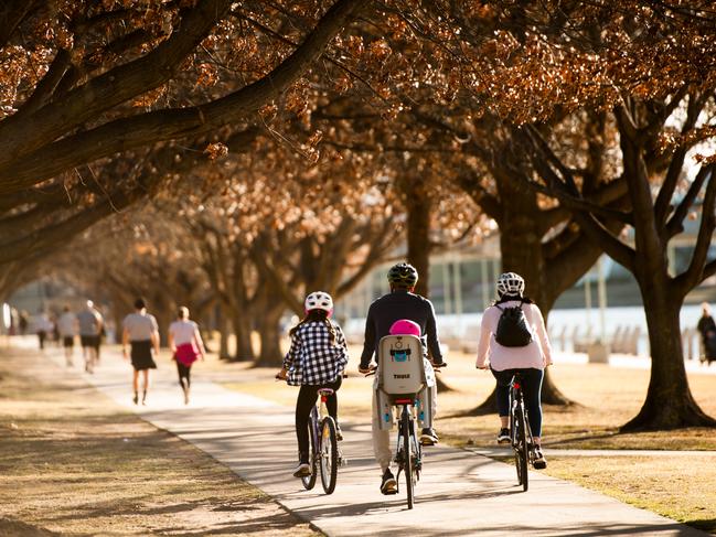 Cycling - Lake Burley GriffinPhoto: Damian Breach for VisitCanberraEscape13 February 2022Destination - Canberra