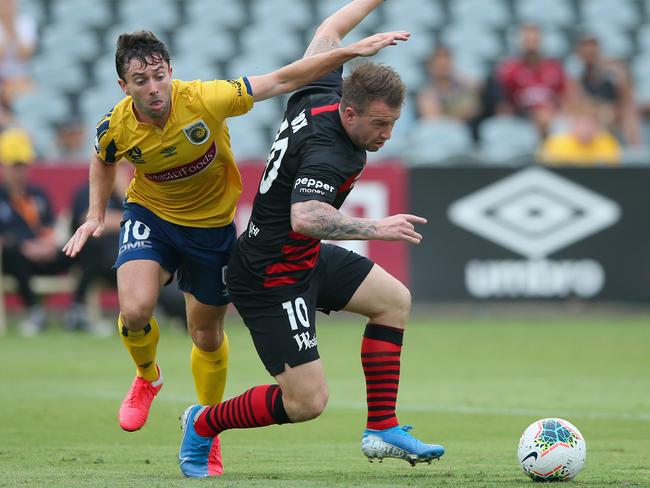 The Central Coast Mariners’ Tommy Oar (left) competes for the ball with Western Sydney Wanderers Simon Cox. Picture: Getty Images