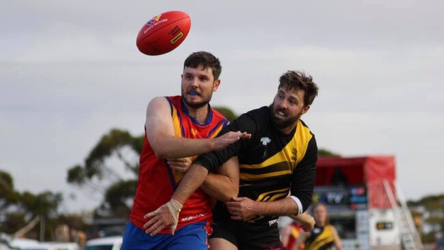 Lameroo (right) in action during the 2021 Mallee FL season. Picture: Lameroo Hawks Football Club