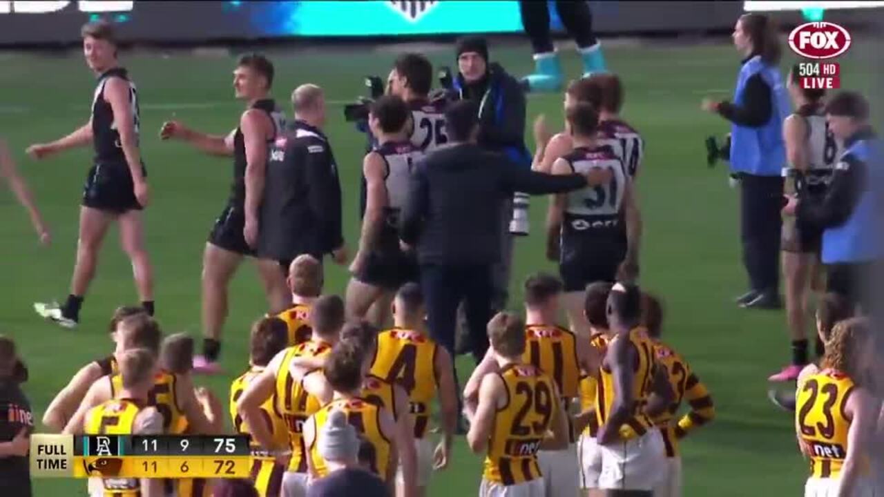 Ken Hinkley shares words with Hawks players after semi-final.