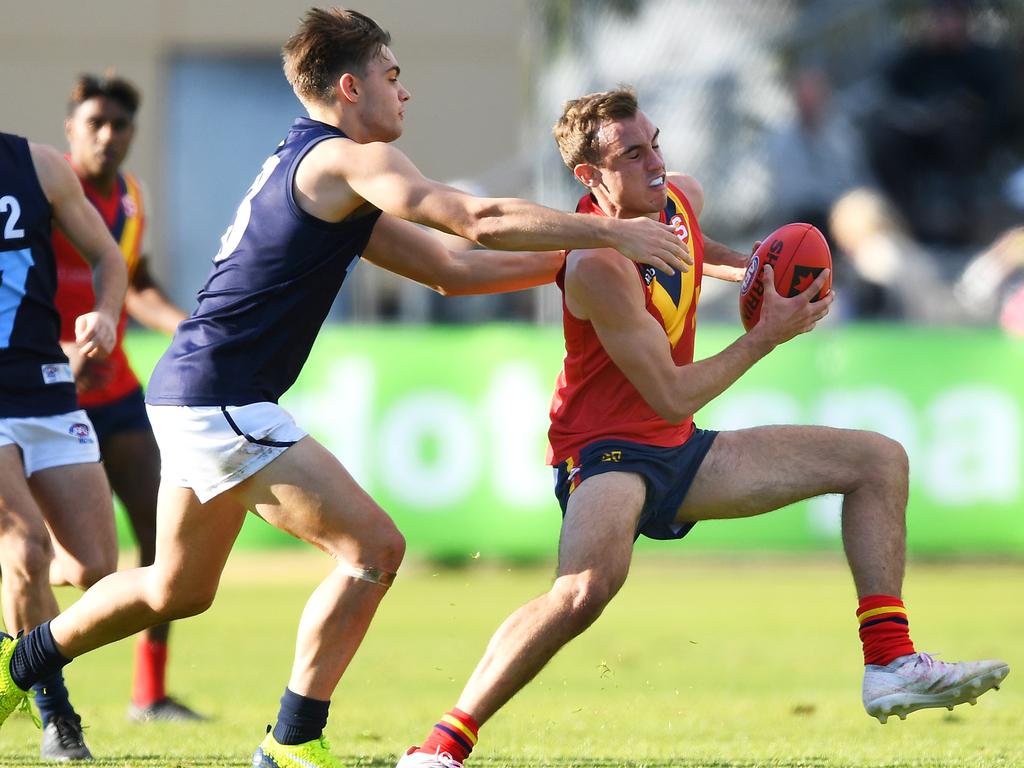 ADELAIDE, AUSTRALIA - JUNE 22: Luke Edwards of South Australia   competes with Daniel Mott of Vic Metro during the Under 18 AFL Championships match between South Australia and Vic Metro at Alberton Oval on June 22, 2019 in Adelaide, Australia. (Photo by Mark Brake/AFL Photos/via Getty Images)