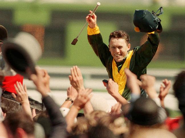 NOVEMBER 3, 1999 : Jockey Chris Munce acknowledges crowd at Flemington, 03/11/98 as he returns to scale on racehorse Jezabeel after winning 1998 Melbourne Cup. Pic Michael Dodge.Turf