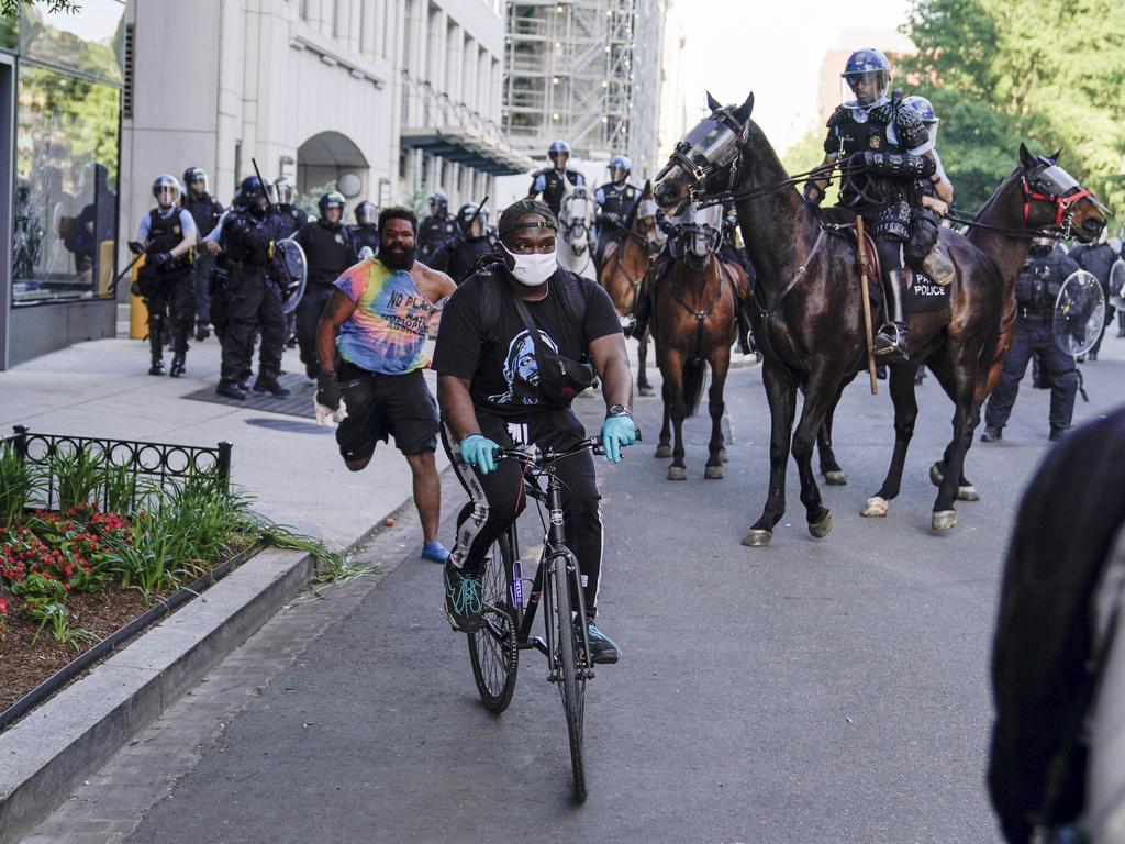 Police begin clearing the area around the White House.