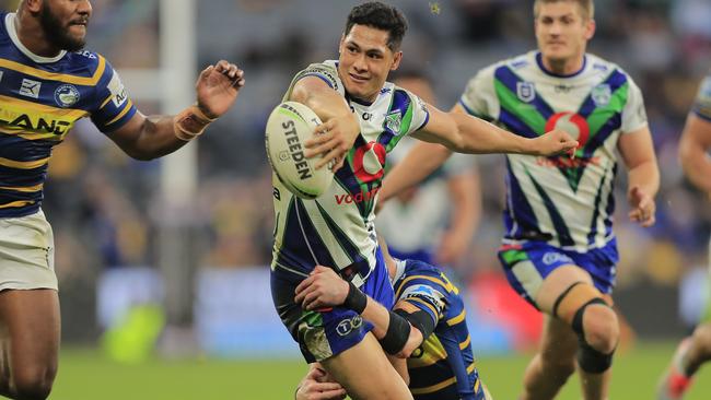 Roger Tuivasa-Sheck backhands the ball to Gerard Beale in what was ruled a forward pass. Picture: Mark Evans/Getty Images