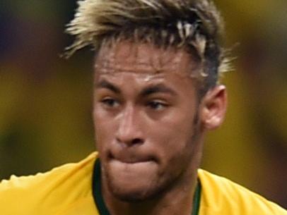 Mexico's defender Francisco Rodriguez (L) vies with Brazil's forward Neymar (R) during a Group A football match between Brazil and Mexico in the Castelao Stadium in Fortaleza during the 2014 FIFA World Cup on June 17, 2014. AFP PHOTO / VANDERLEI ALMEIDA