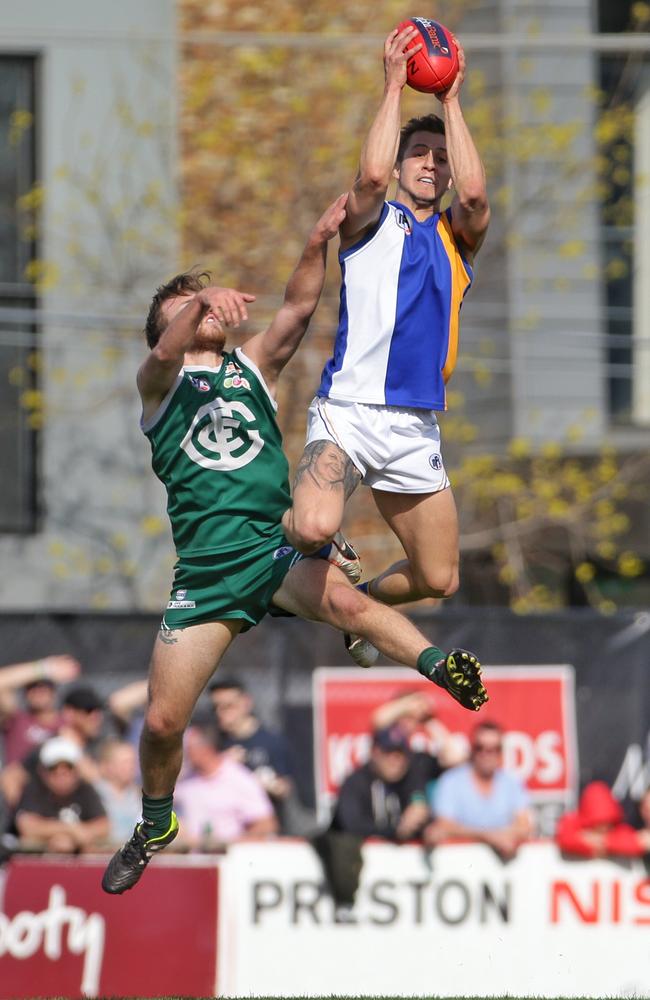 Joel Kidd pulled down an even better mark than this hanger from 2015 on Saturday. Picture: Hamish Blair.