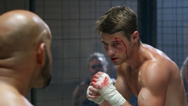 The brooding bad boy Ryan Atwood (Benjamin McKenzie). He never seemed to say much, but wow, if looks could kill ...