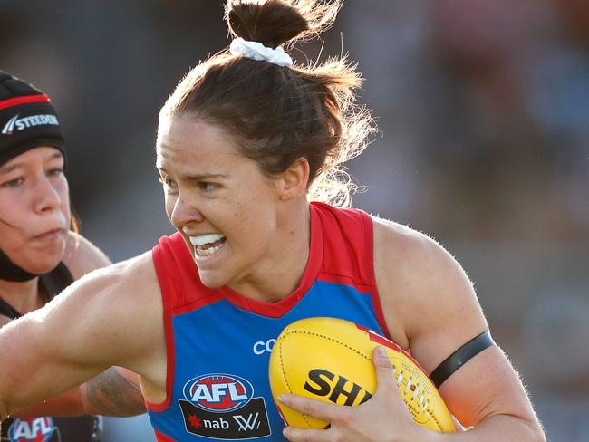 MELBOURNE, AUSTRALIA - FEBRUARY 25: Emma Kearney of the Bulldogs evades Brittany Bonnici of the Magpies during the 2017 AFLW Round 04 match between the Western Bulldogs and Collingwood Magpies at VU Whitten Oval on February 25, 2017 in Melbourne, Australia. (Photo by Adam Trafford/AFL Media/Getty Images)