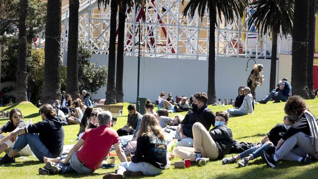 Melburnians enjoying the warm weather on Sunday afternoon in St Kilda. Picture: NCA NewsWire/David Geraghty