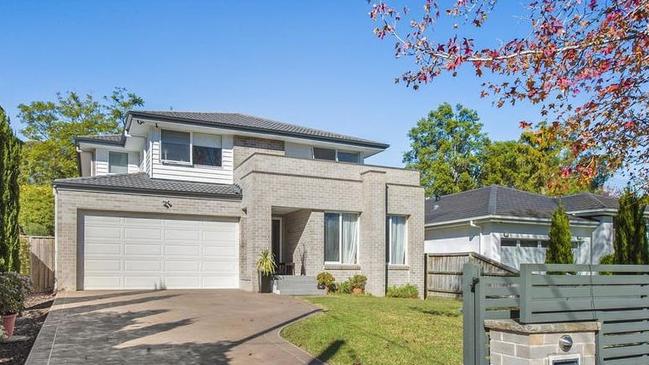 26 Kamilaroy Rd, West Pymble was offered with the first week's $1500 rent waived. The rental has since been snapped up.