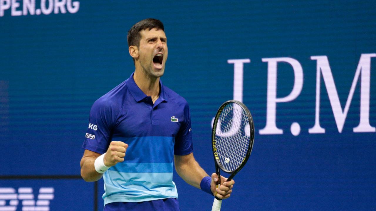 Novak Djokovic dari Serbia merayakan kemenangannya di semifinal pada tahun 2021. Foto: AFP