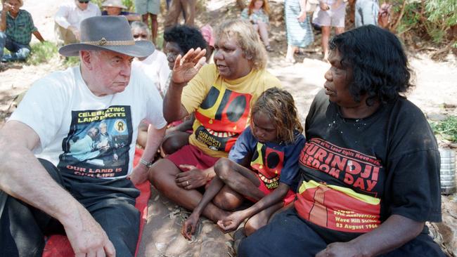 Whitlam with Gurindji women.