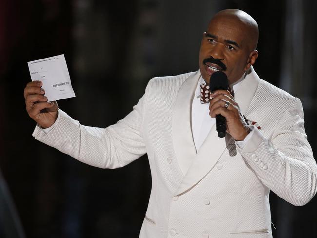 Fessing up ... Steve Harvey holds up the card showing the winners after he incorrectly announced Miss Colombia Ariadna Gutierrez as the winner. Picture: AP