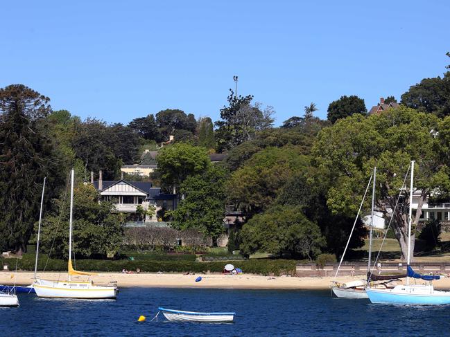 18/09/2017: Lady Mary Fairfax's  property 'Fairwater'  left, and former Fairfax property 'Elaine', right, in Point Piper.Pic by James Croucher